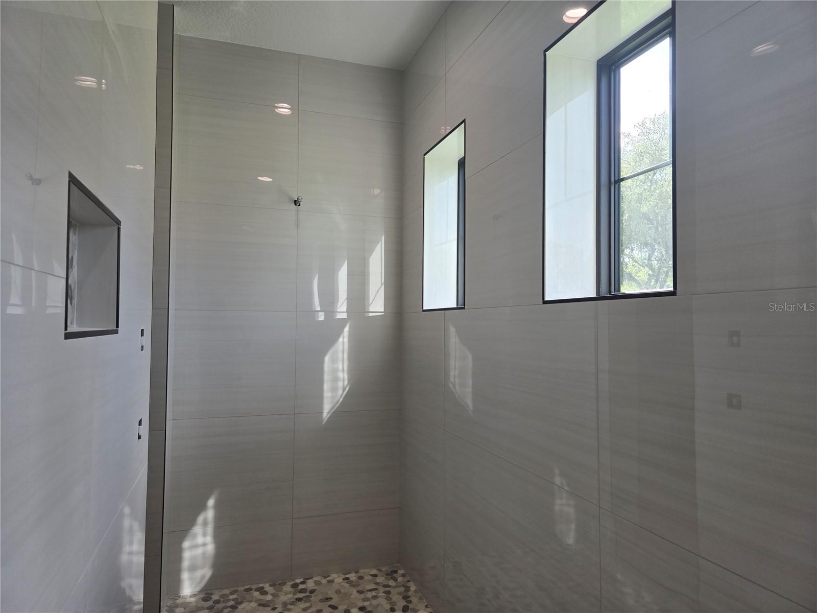 405 LONG AND WINDING RD, HOWEY IN THE HILLS, FL, 34737