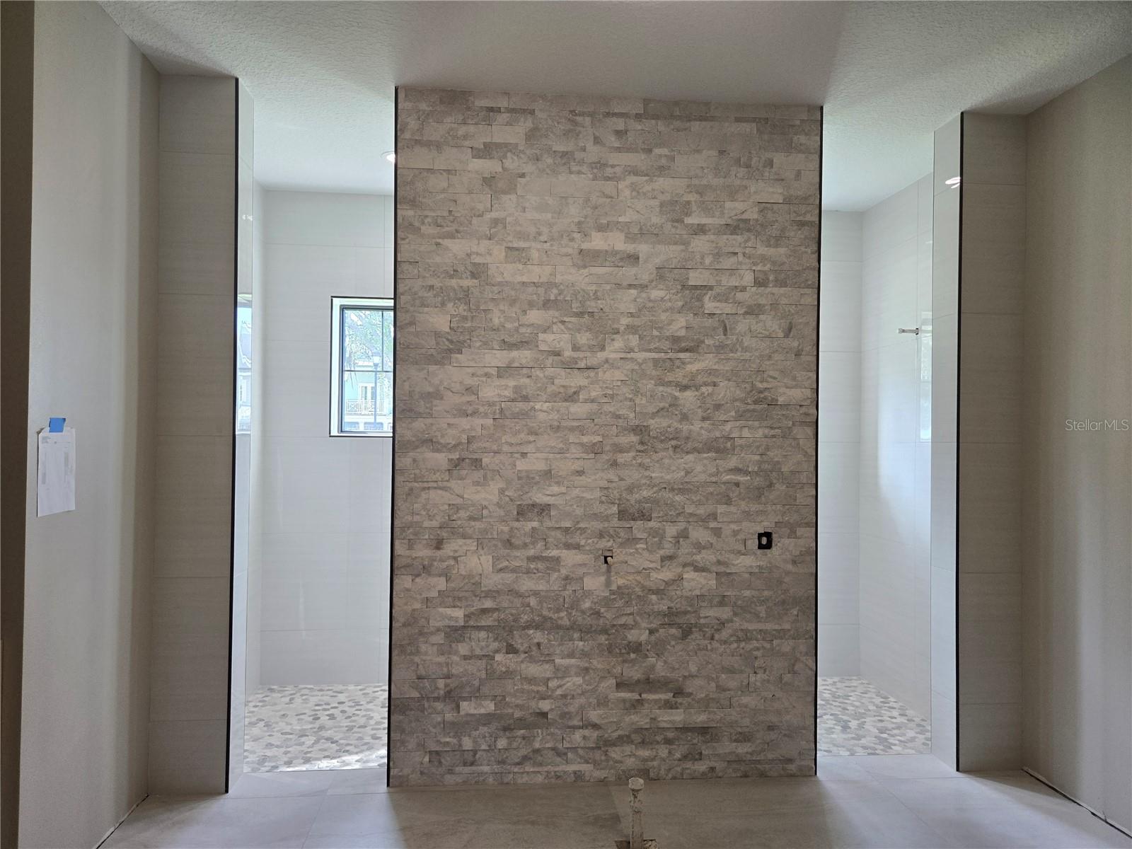 405 LONG AND WINDING RD, HOWEY IN THE HILLS, FL, 34737