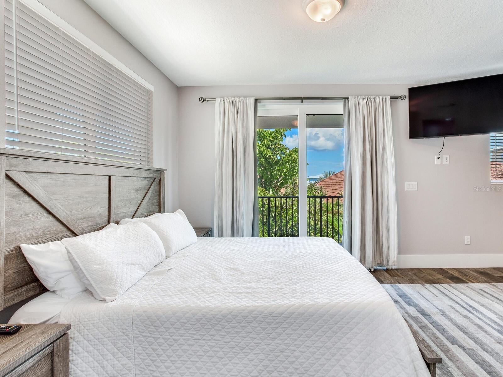 156 175TH AVE E, REDINGTON SHORES, FL, 33708