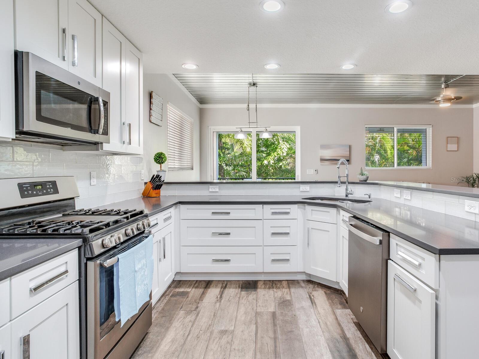 156 175TH AVE E, REDINGTON SHORES, FL, 33708
