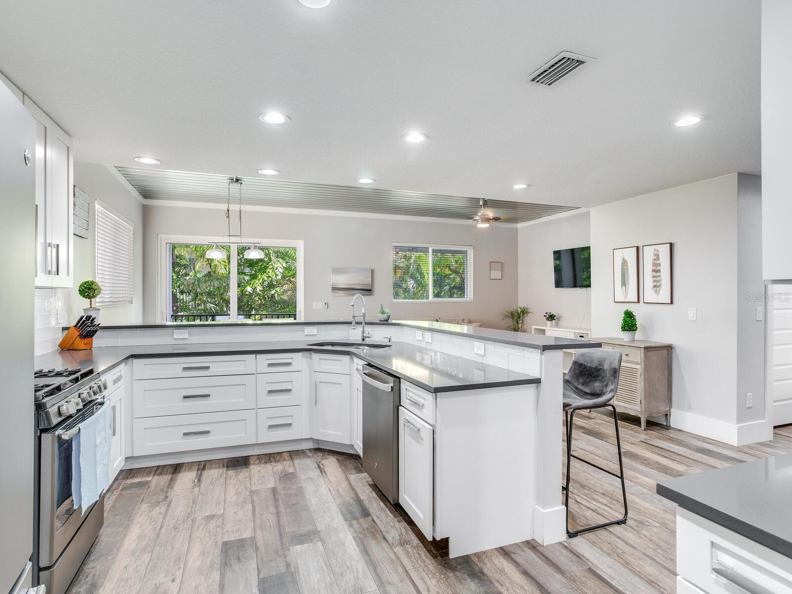 156 175TH AVE E, REDINGTON SHORES, FL, 33708