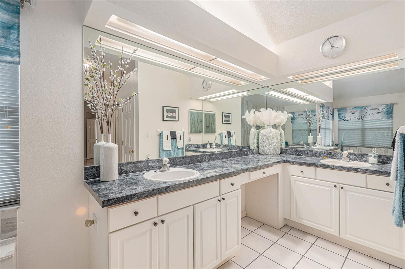 2202 GREEN OAKS LN, TAMPA, FL, 33612