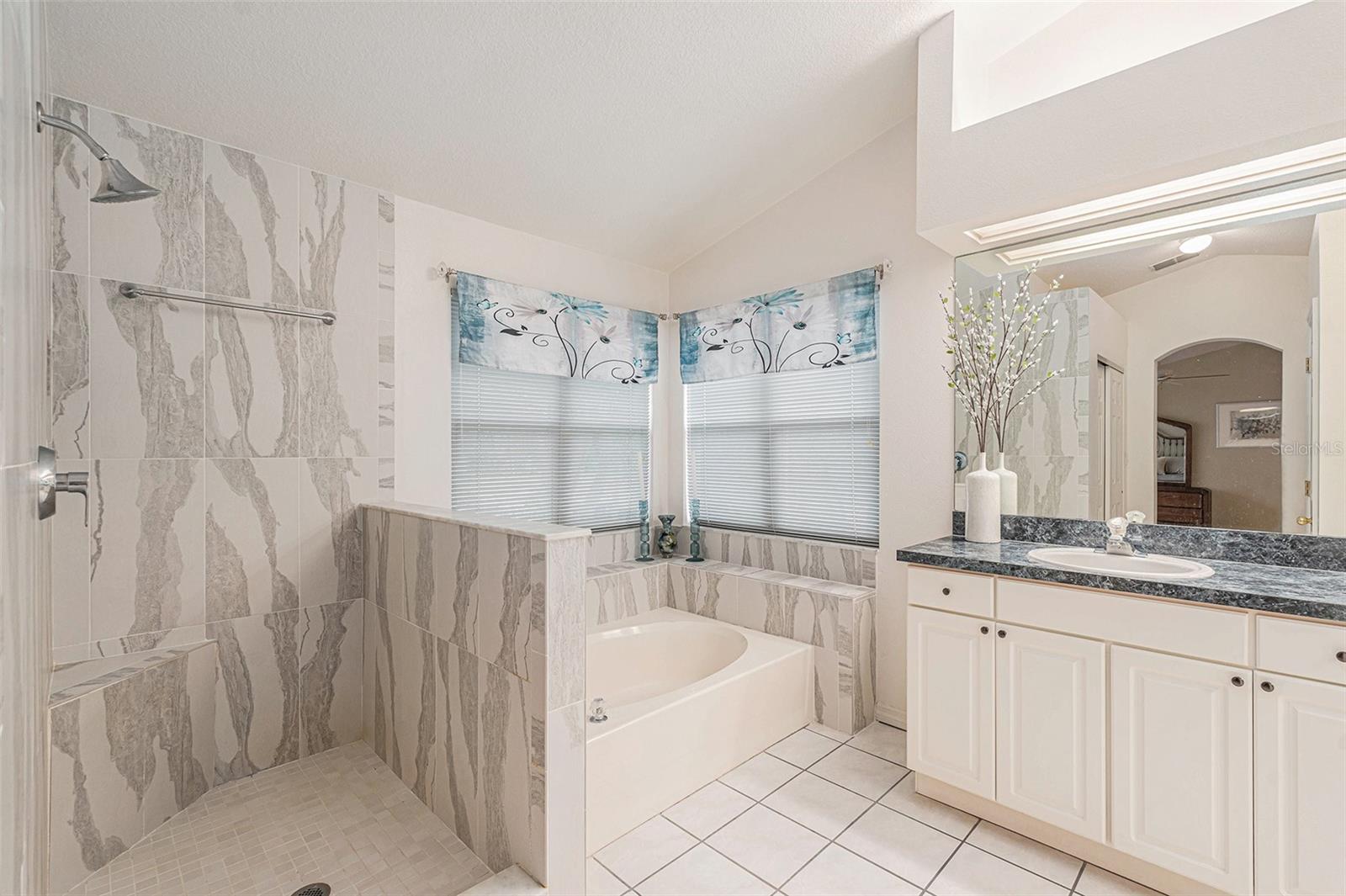 2202 GREEN OAKS LN, TAMPA, FL, 33612