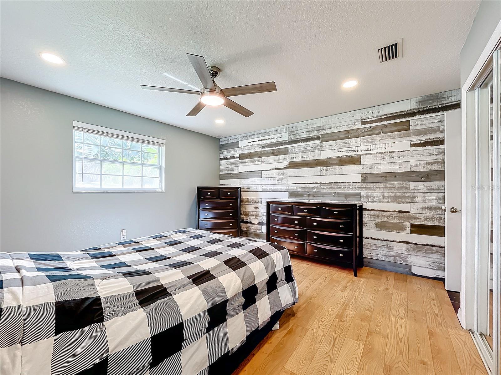 1559 LAKESHORE DR, EUSTIS, FL, 32726