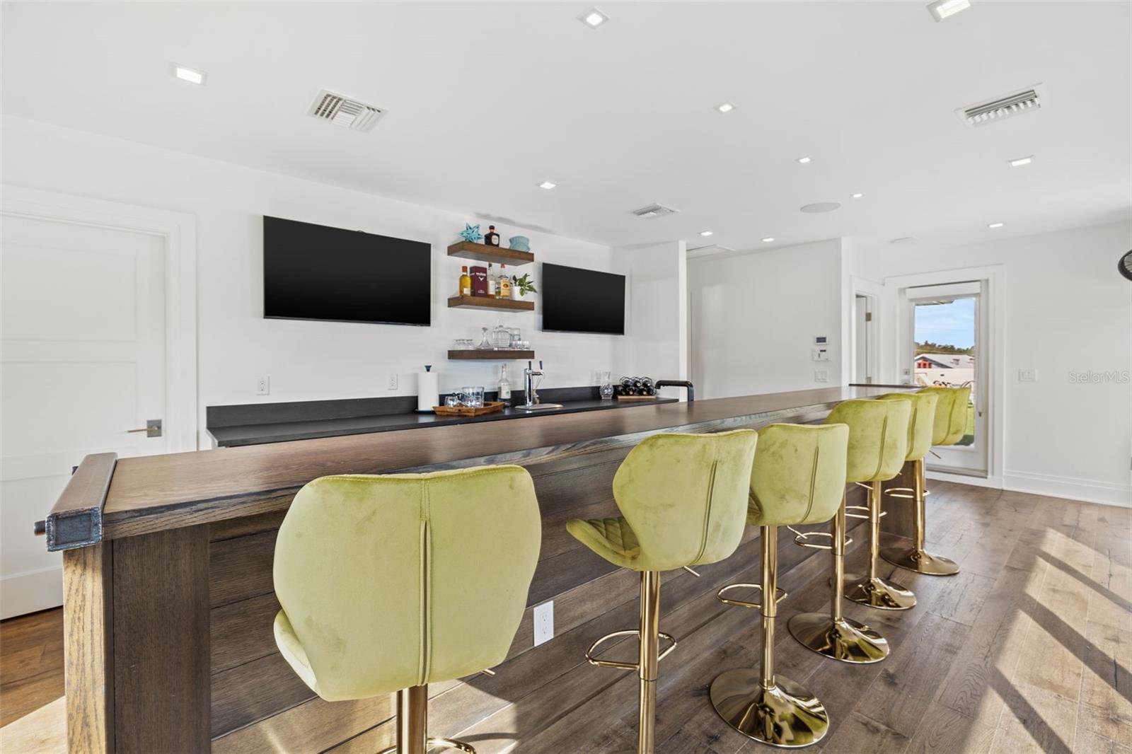 TB8313332 Property Photo