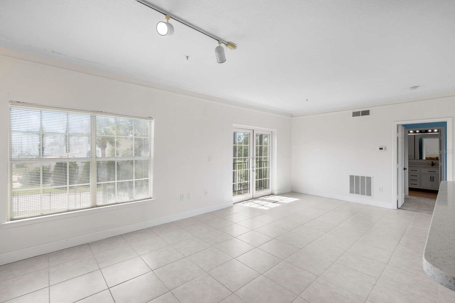 4336 BAYSIDE VILLAGE DR #201, TAMPA, FL, 33615