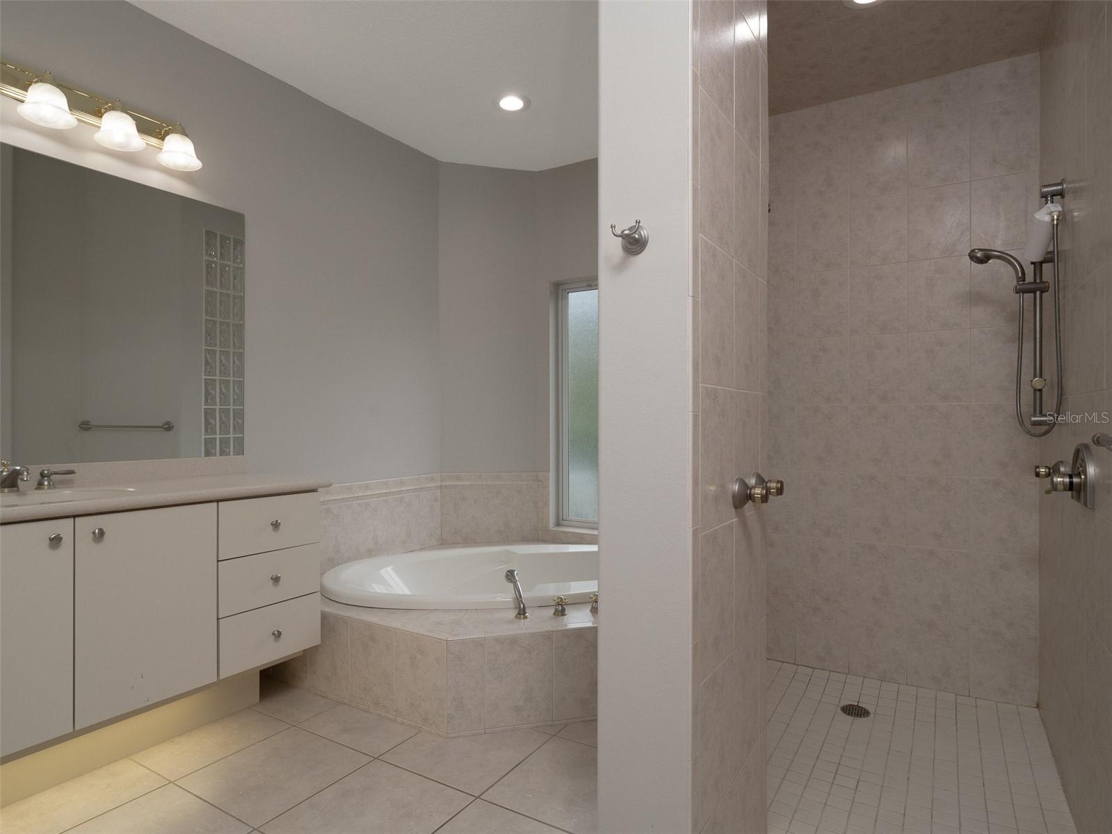 OM688360 Property Photo