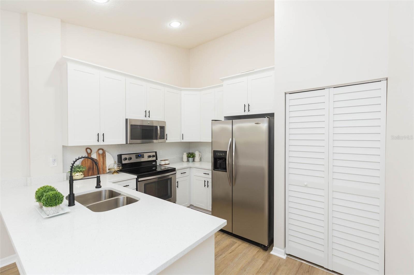 3925 SHORESIDE CIR, TAMPA, FL, 33624