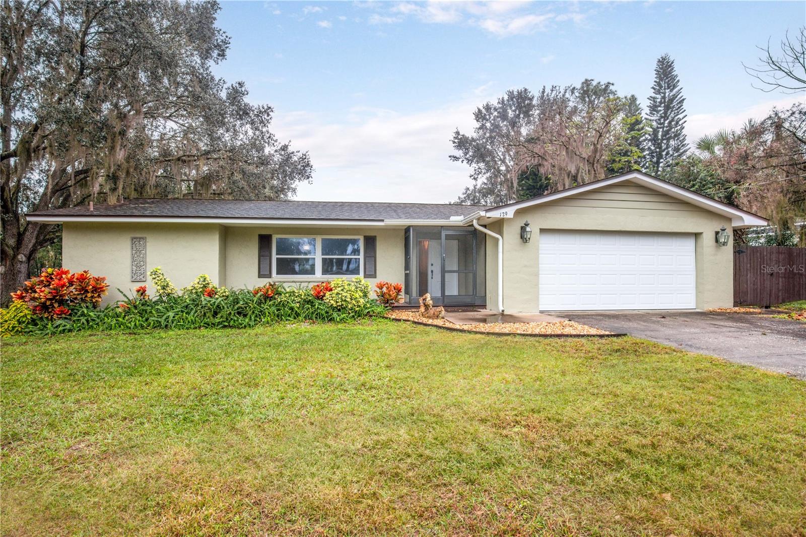 129 E LAUREL AVE, HOWEY IN THE HILLS, FL, 34737