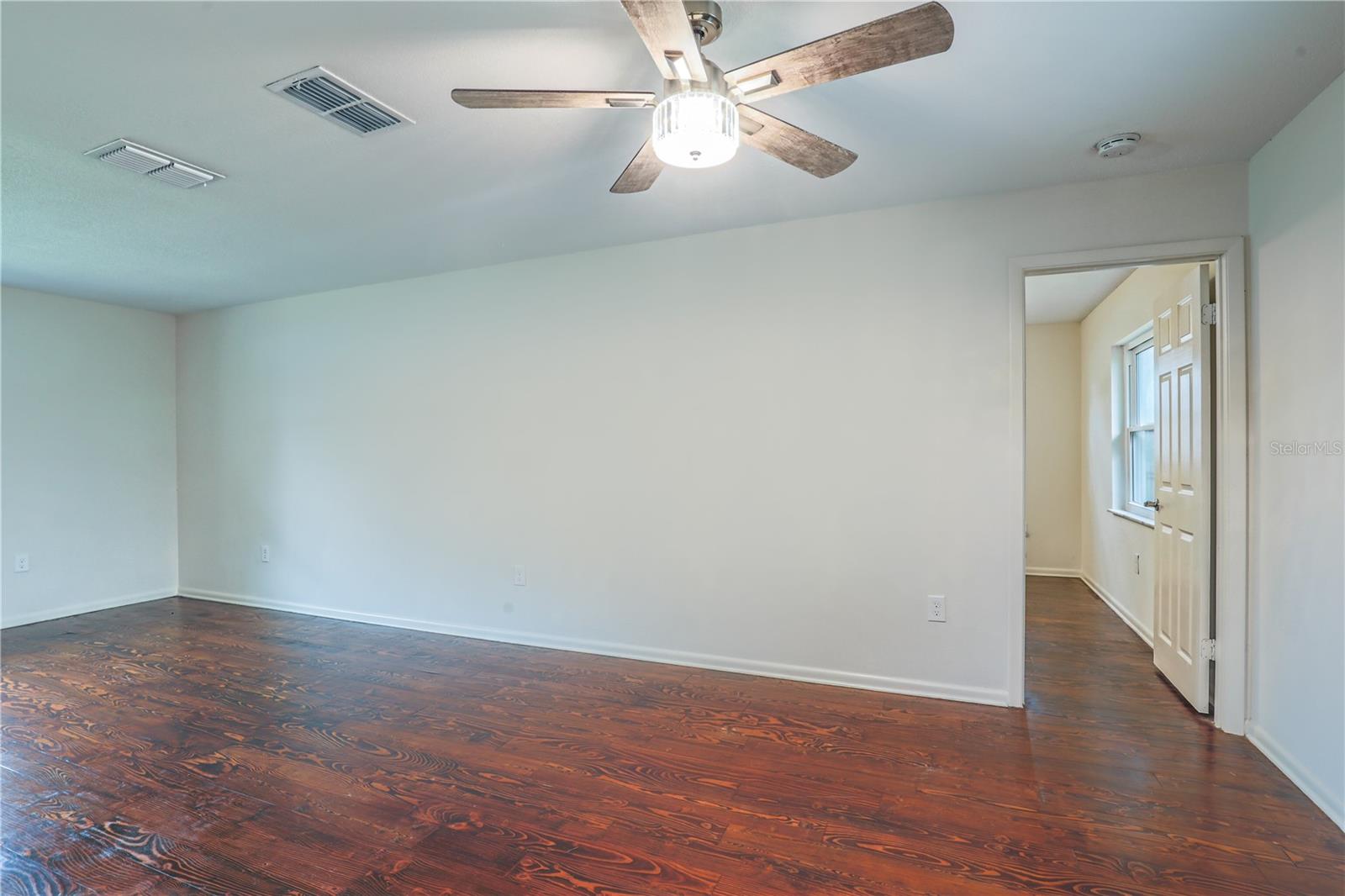 129 E LAUREL AVE, HOWEY IN THE HILLS, FL, 34737