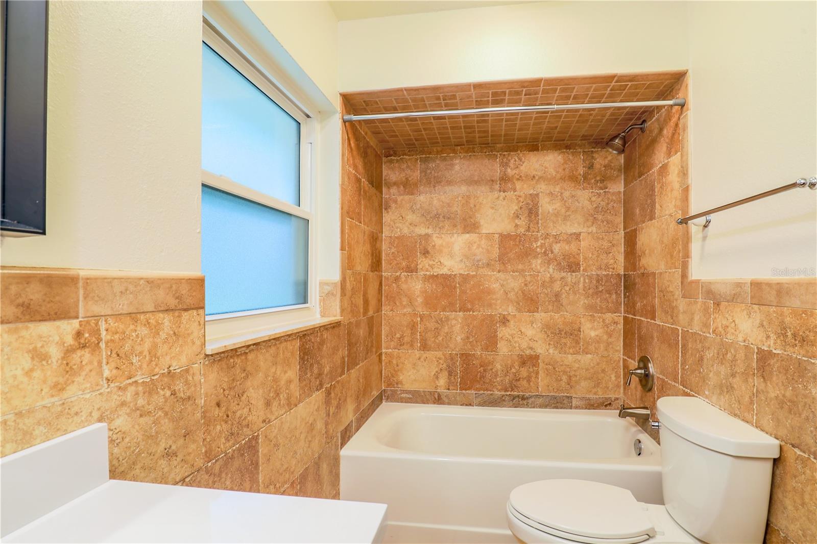 129 E LAUREL AVE, HOWEY IN THE HILLS, FL, 34737