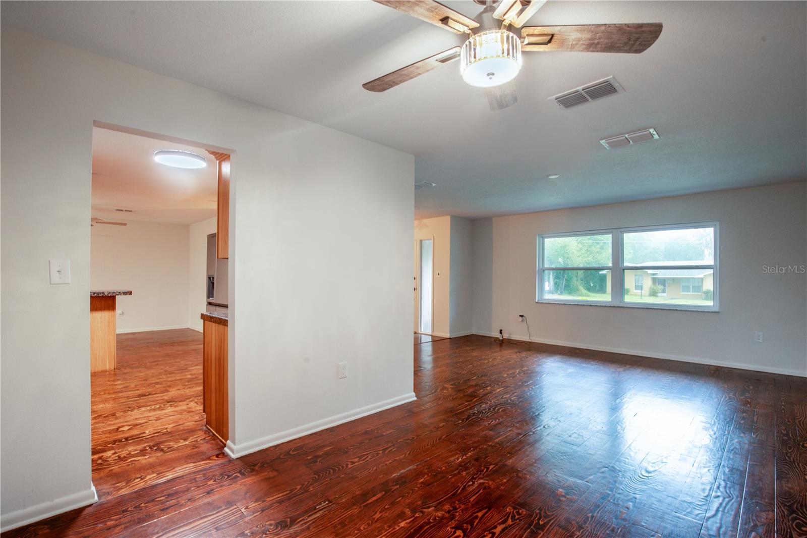 129 E LAUREL AVE, HOWEY IN THE HILLS, FL, 34737