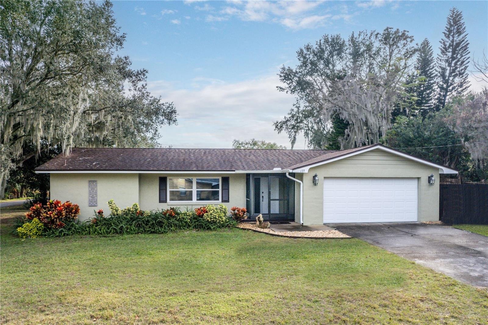 129 E LAUREL AVE, HOWEY IN THE HILLS, FL, 34737