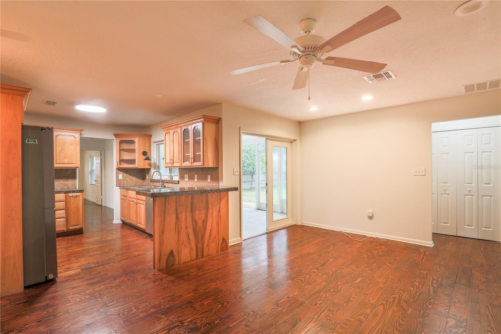 129 E LAUREL AVE, HOWEY IN THE HILLS, FL, 34737
