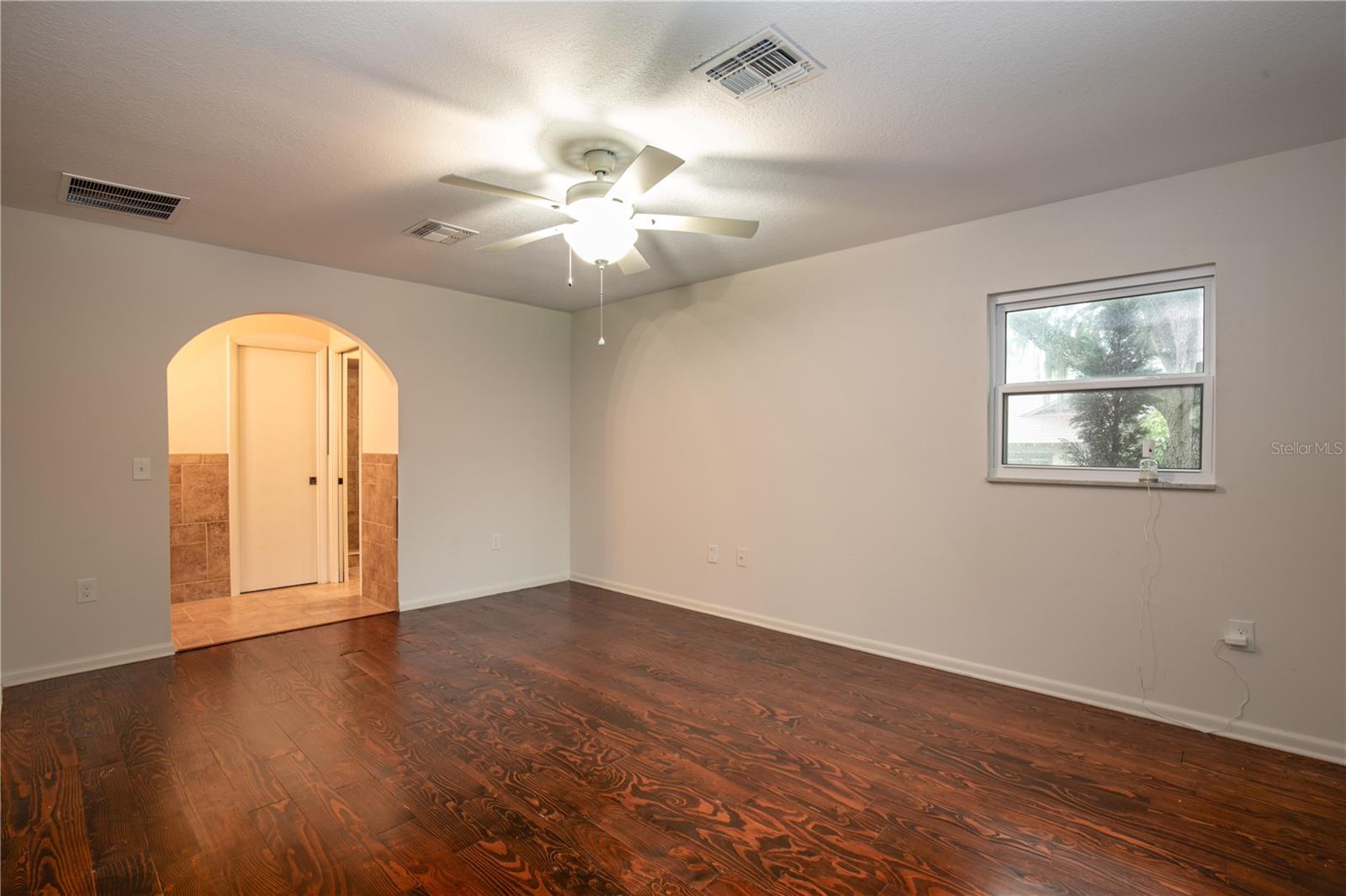 129 E LAUREL AVE, HOWEY IN THE HILLS, FL, 34737
