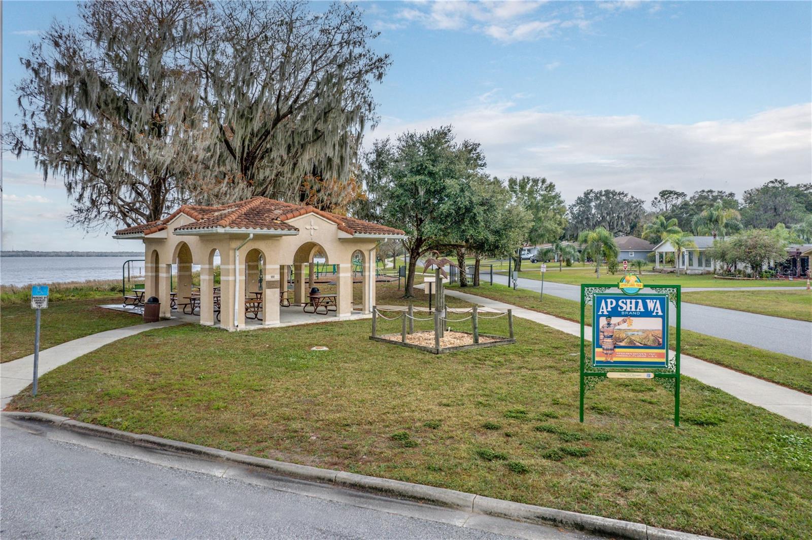129 E LAUREL AVE, HOWEY IN THE HILLS, FL, 34737