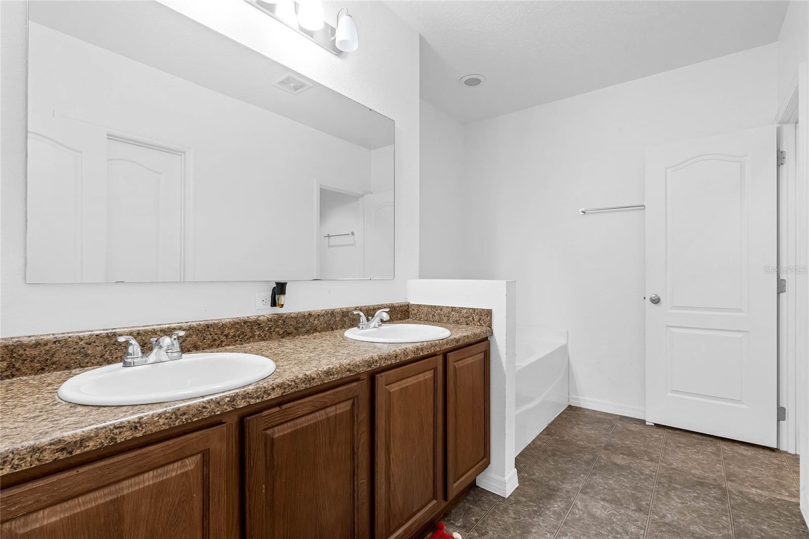 2430 NORWOOD PL, TAVARES, FL, 32778