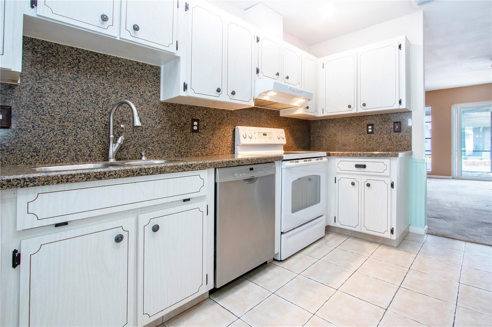 332 CLUB MANOR DR #10, SUN CITY CENTER, FL, 33573