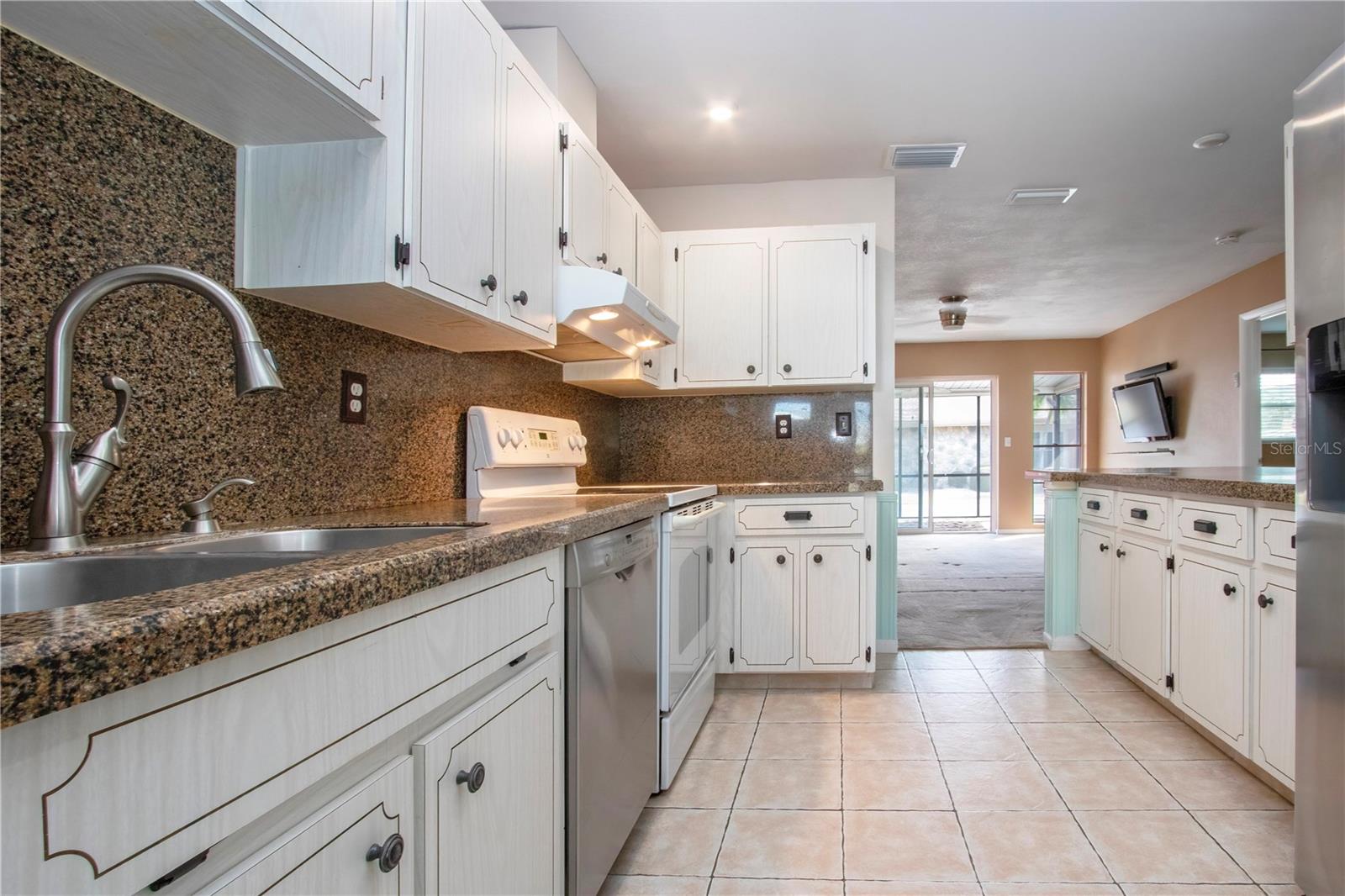 332 CLUB MANOR DR #10, SUN CITY CENTER, FL, 33573