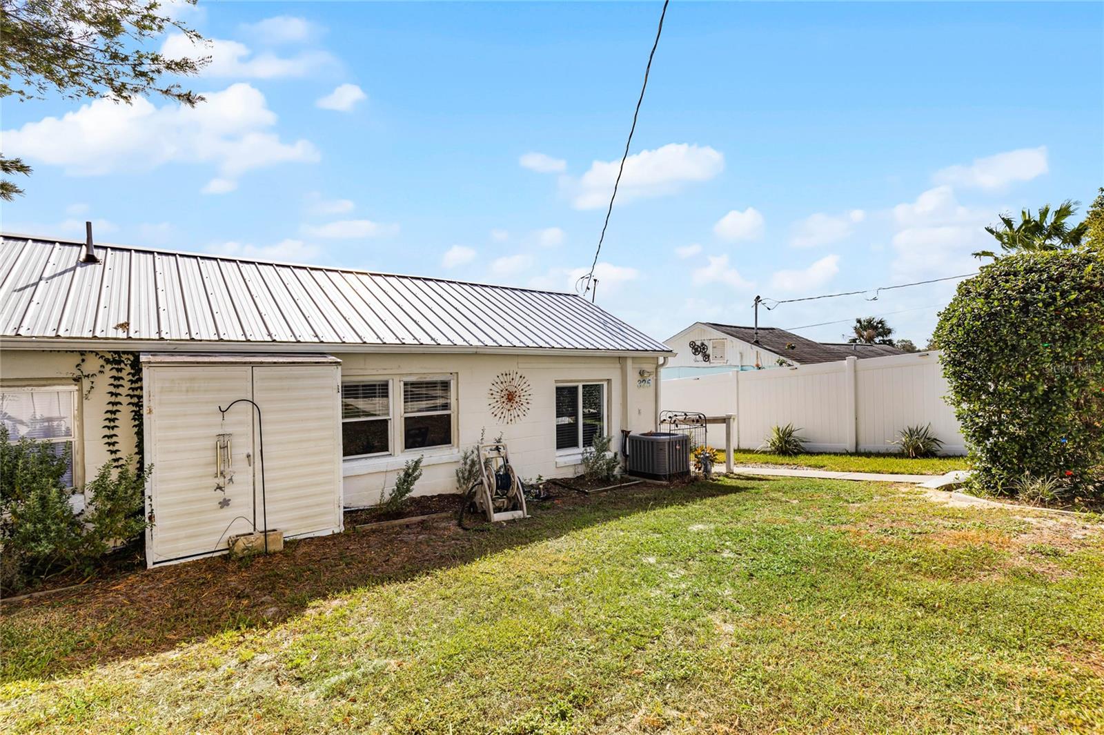 325 LAKEFRONT CT, EUSTIS, FL, 32726