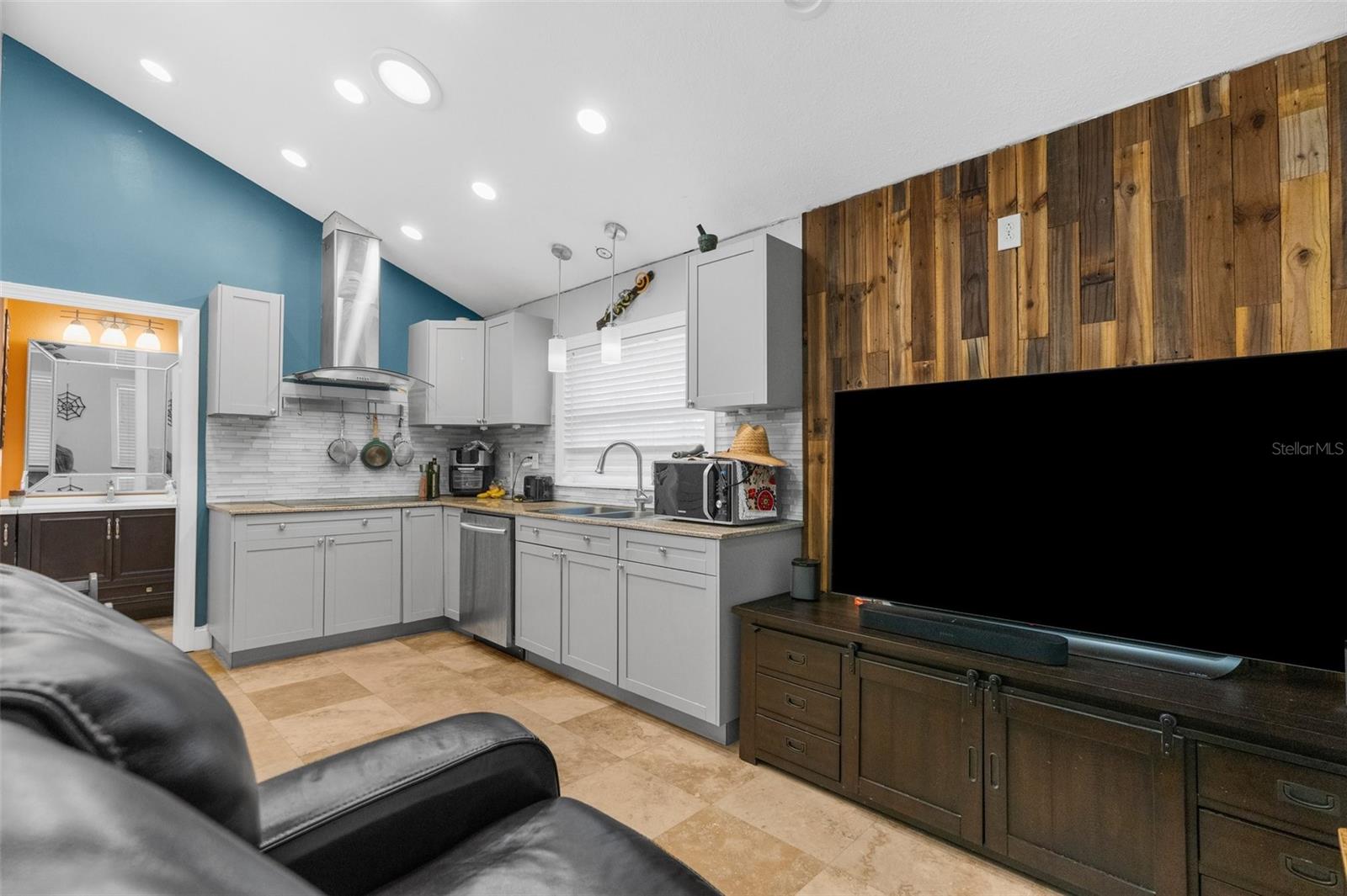 604 N SINCLAIR AVE, TAVARES, FL, 32778