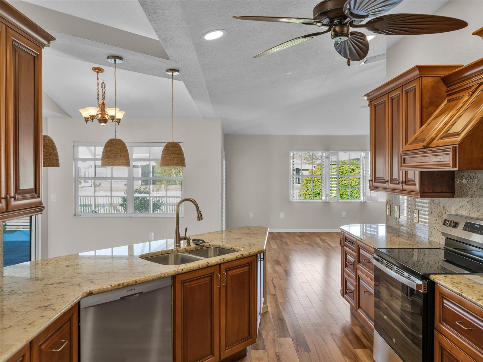 1075 EISENHOWER DR, NOKOMIS, FL, 34275