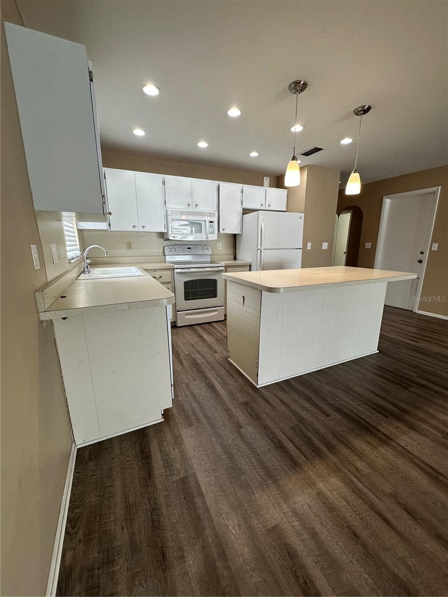 6811 FRIENDSHIP DR, SARASOTA, FL, 34241