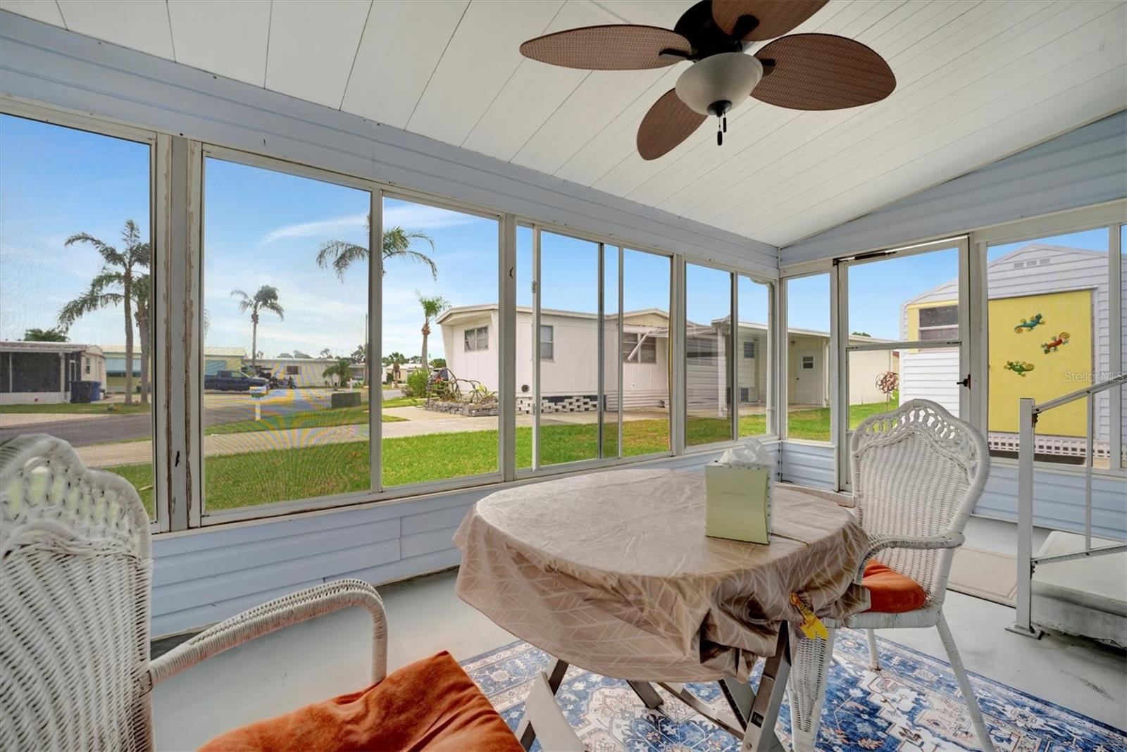 122 E SAINT JOHNS WAY, APOLLO BEACH, FL, 33572