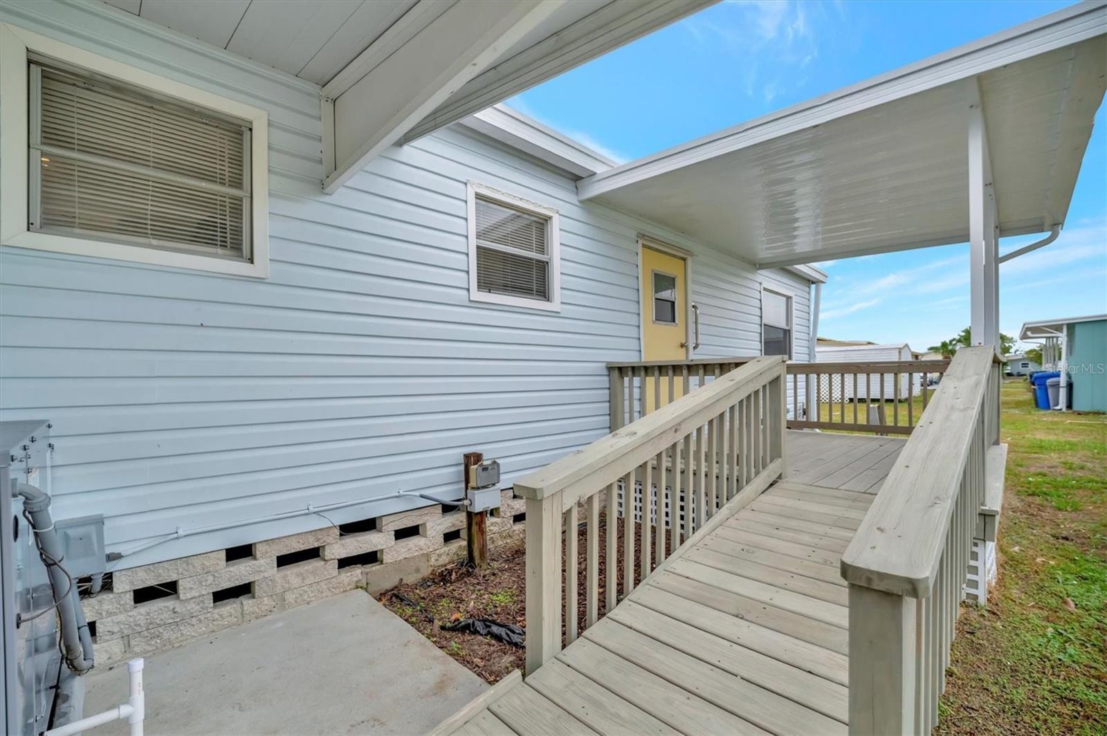 122 E SAINT JOHNS WAY, APOLLO BEACH, FL, 33572