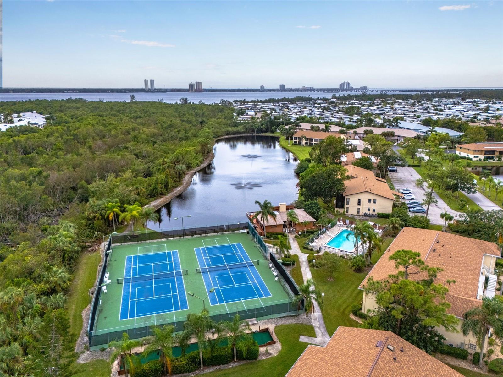 15405 CRYSTAL LAKE DR, NORTH FORT MYERS, FL, 33917