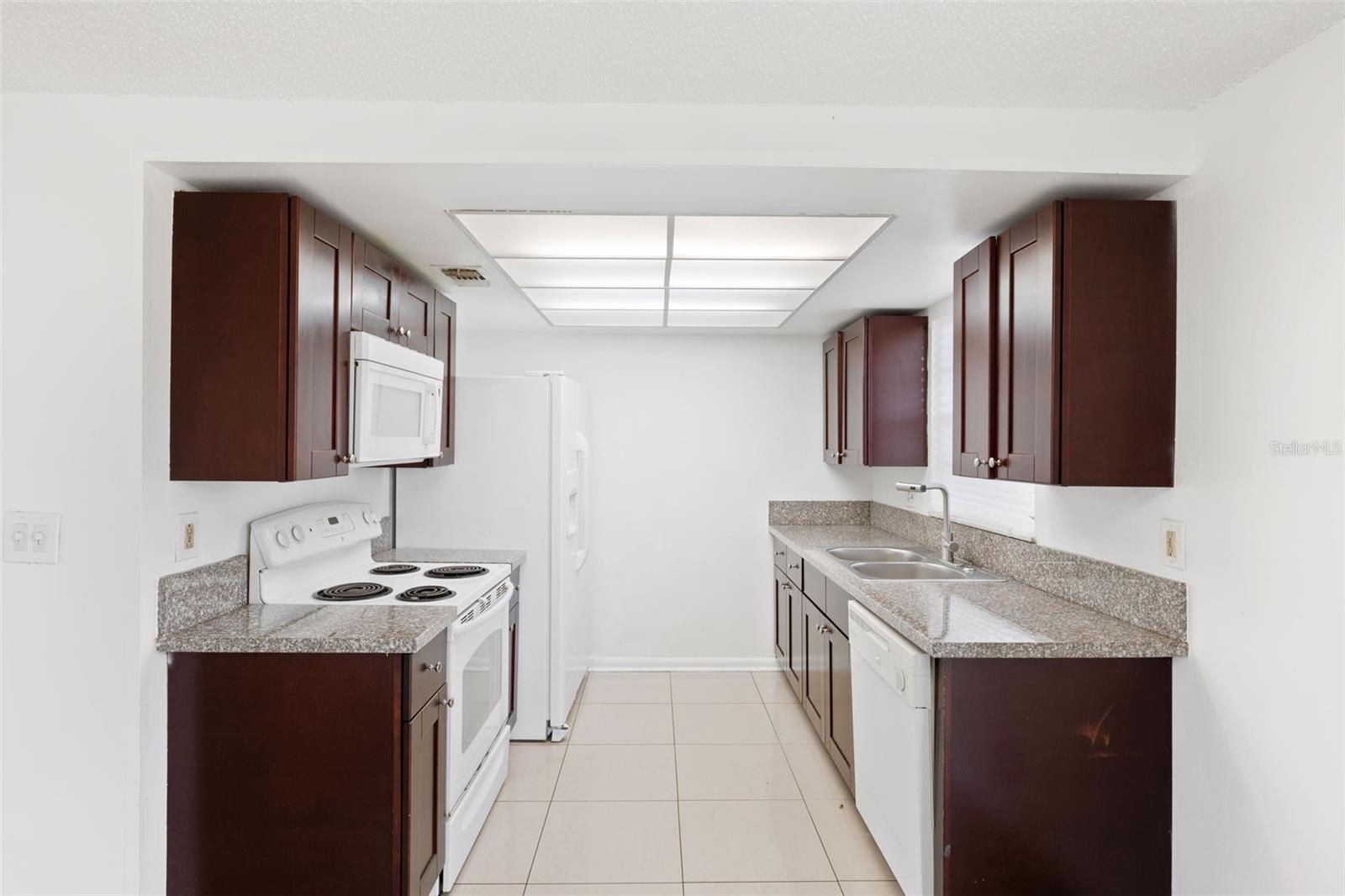 8255 GREENLEAF CIR, TAMPA, FL, 33615
