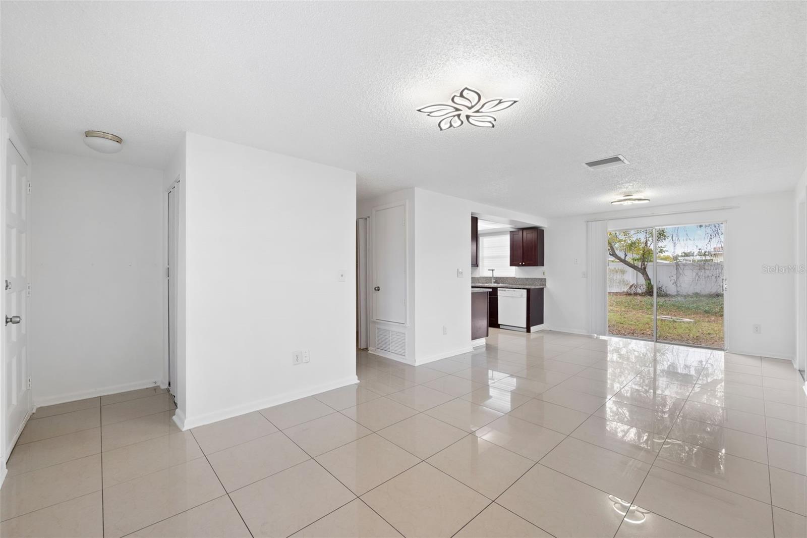 8255 GREENLEAF CIR, TAMPA, FL, 33615