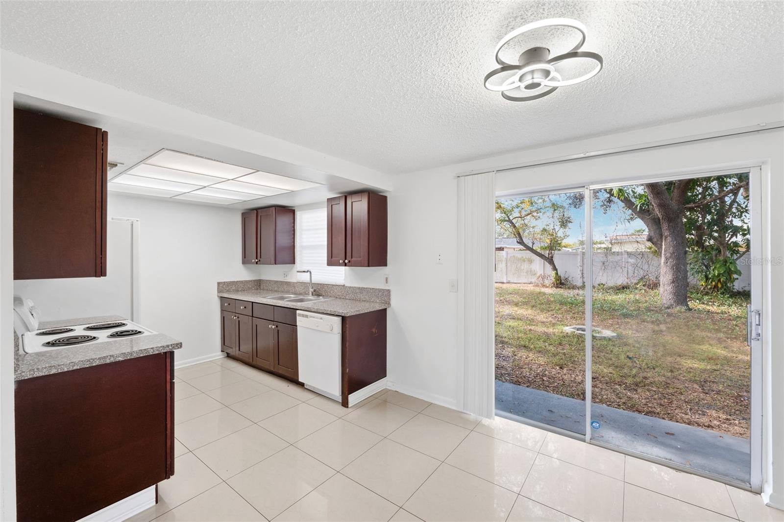 8255 GREENLEAF CIR, TAMPA, FL, 33615