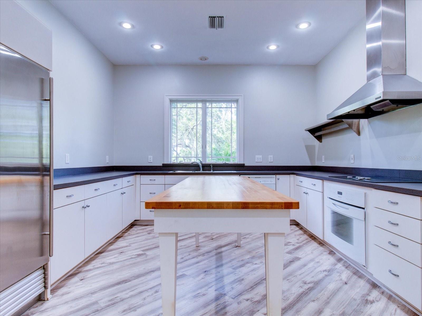 TB8319572 Property Photo