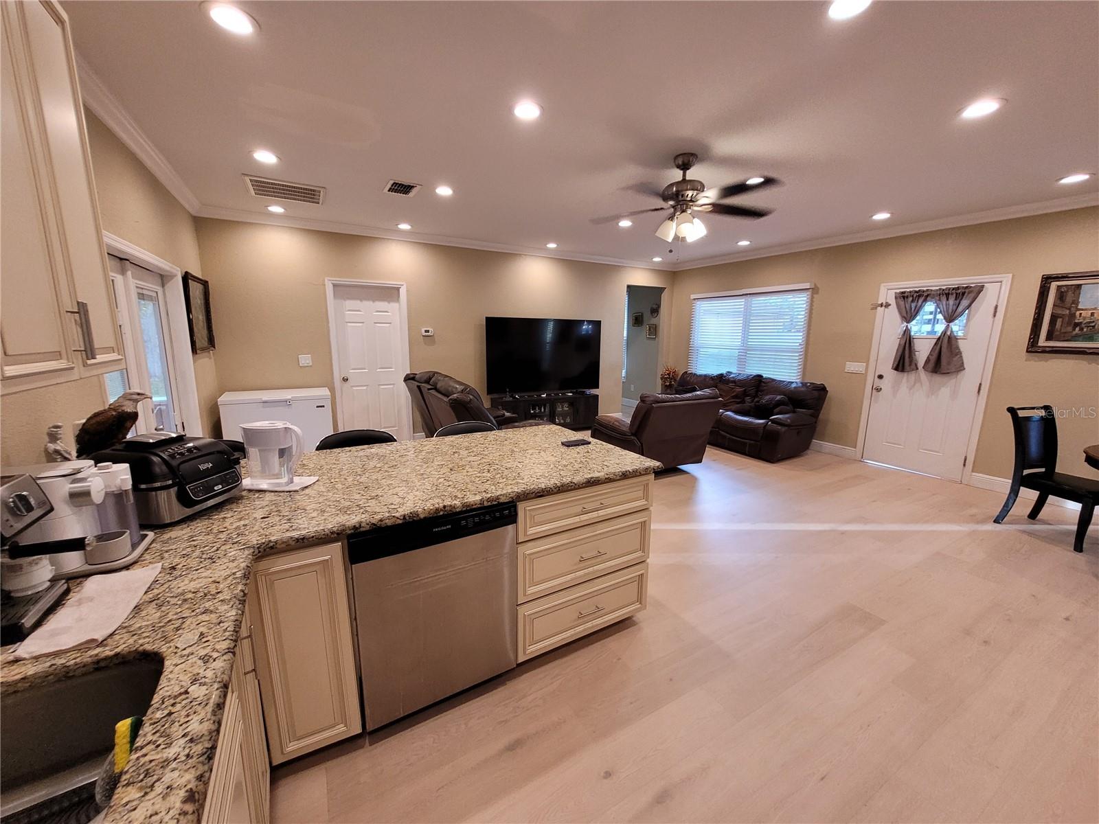 10244 MEMORIAL HWY, TAMPA, FL, 33615