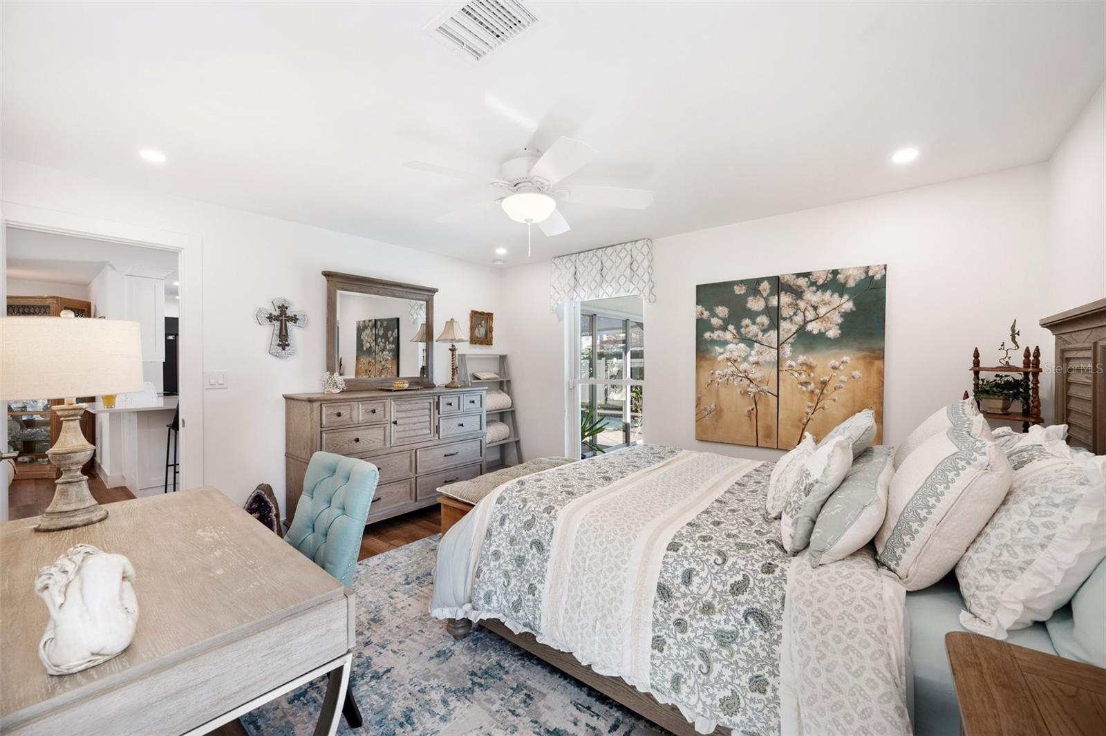910 OAKWOOD DR, LARGO, FL, 33770