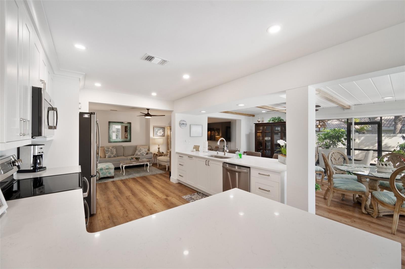 910 OAKWOOD DR, LARGO, FL, 33770