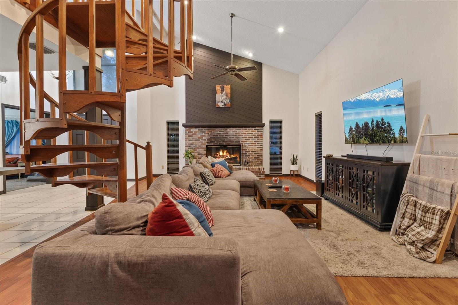 223 S RIVERHILLS DR, TEMPLE TERRACE, FL, 33617