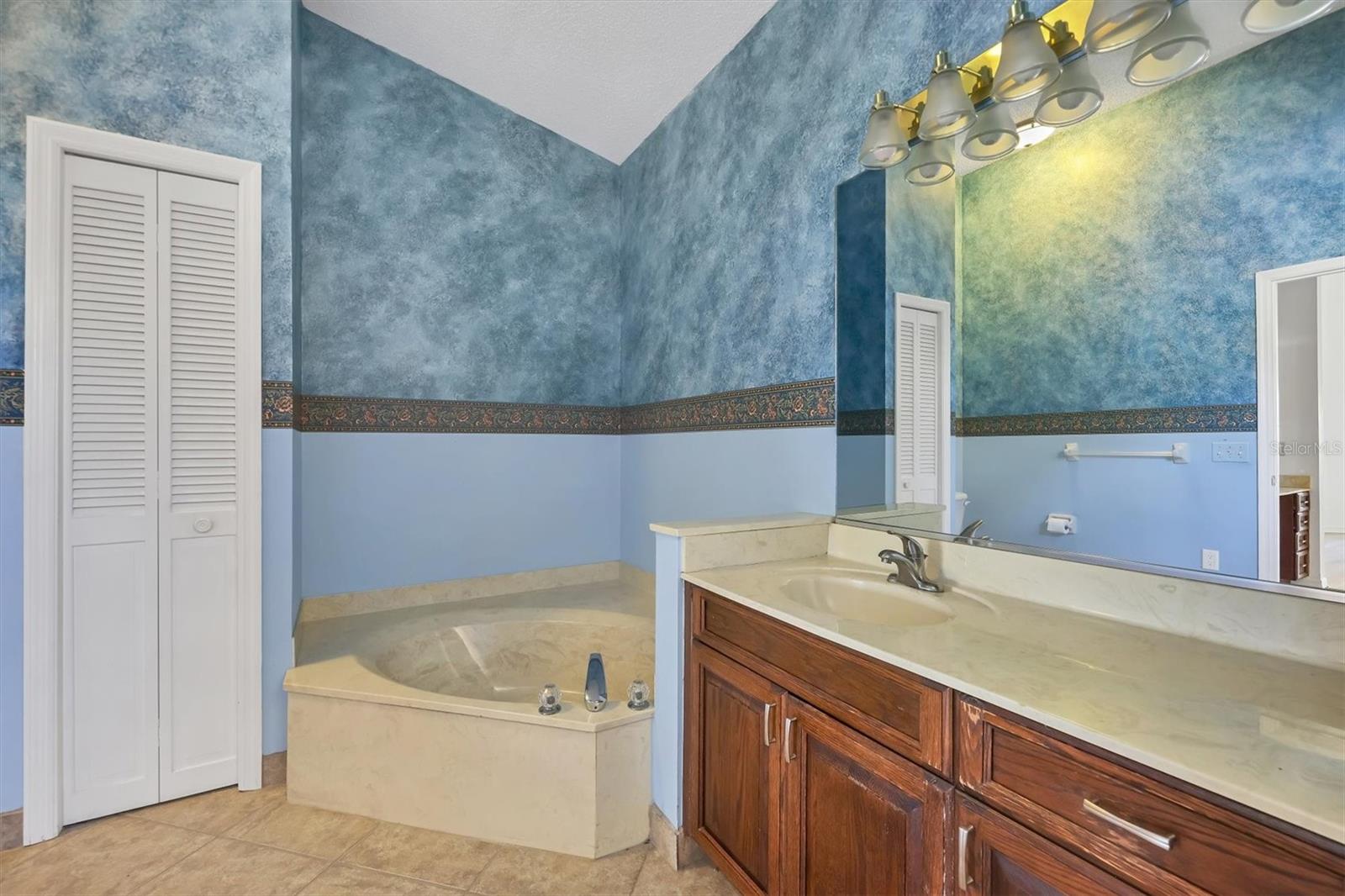 1676 STARLING DR #202, SARASOTA, FL, 34231