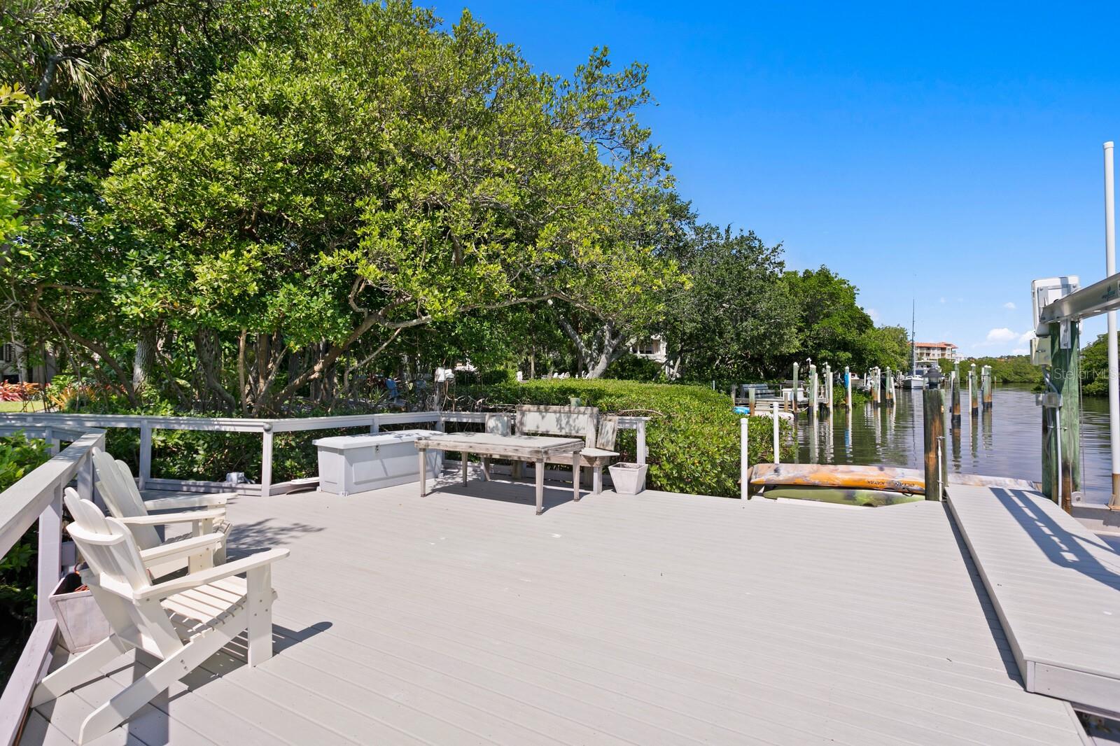 1883 BAYVIEW DR, TIERRA VERDE, FL, 33715