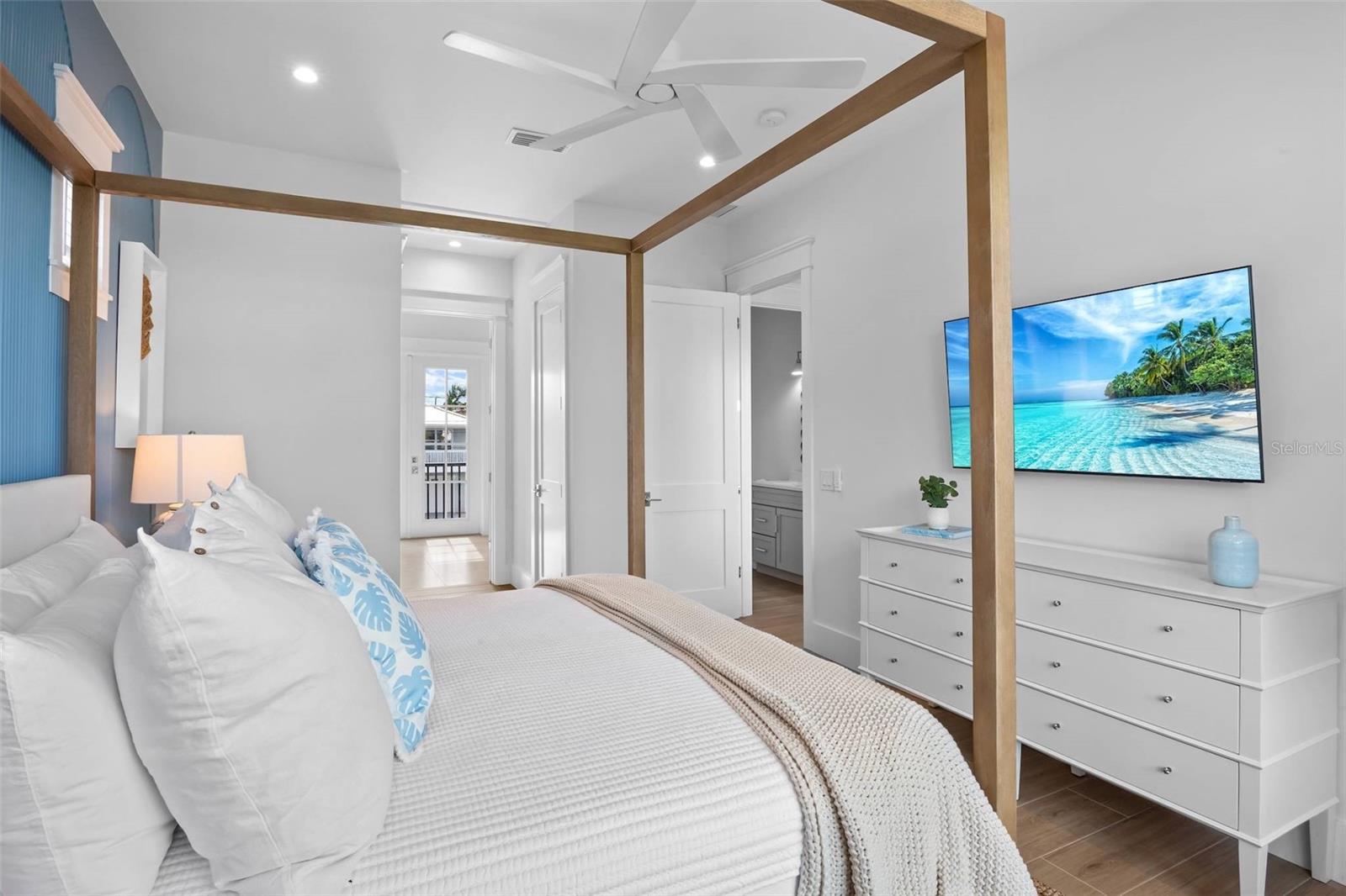243 S HARBOR DR, HOLMES BEACH, FL, 34217