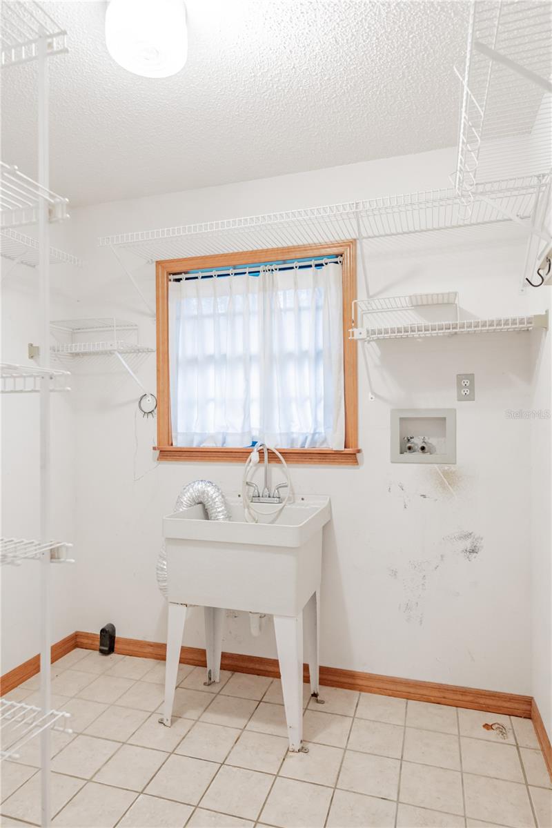 1900 FIREMENS LN, DELTONA, FL, 32738