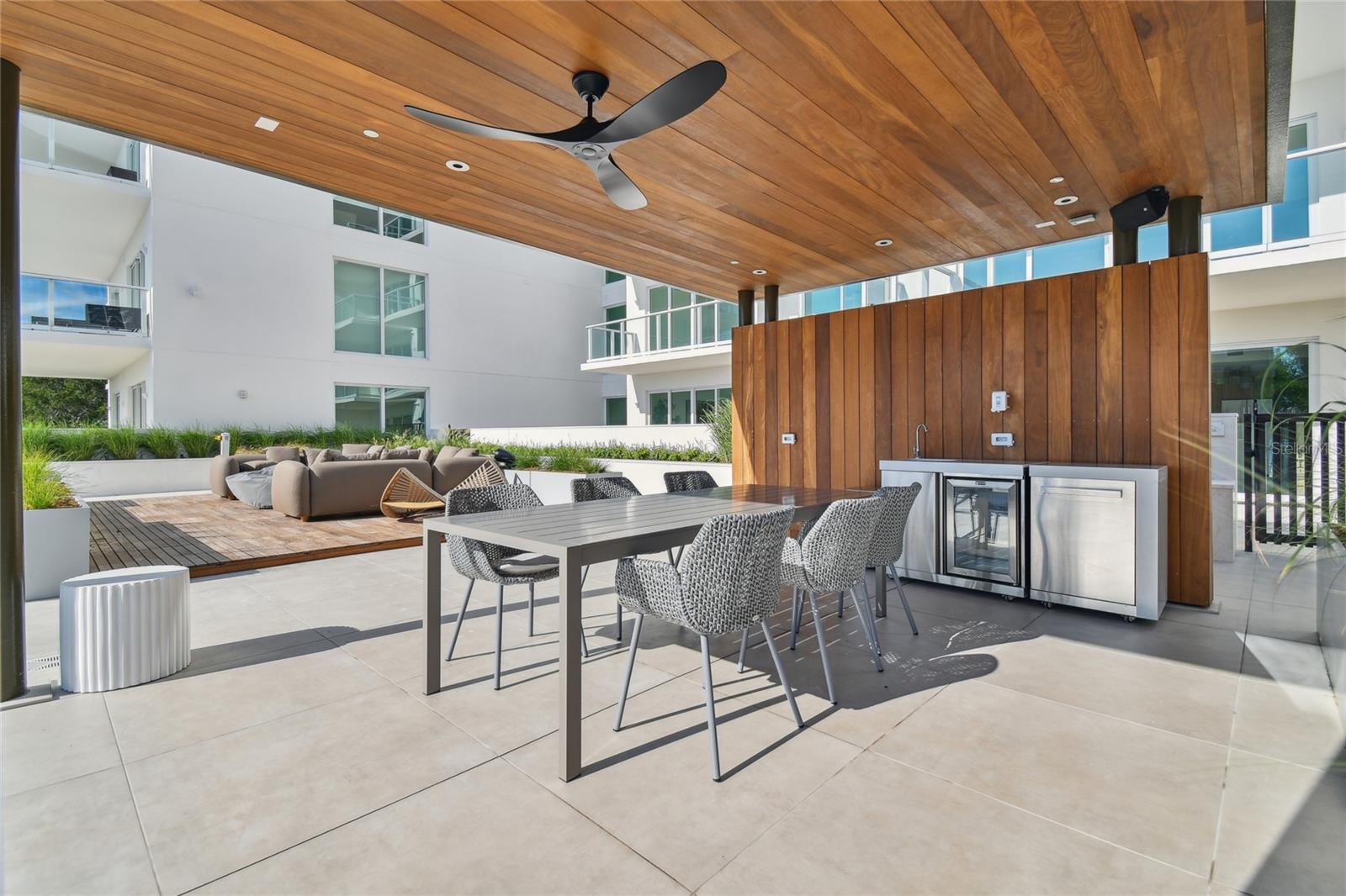 1020 SUNSET POINT RD RD #405, CLEARWATER, FL, 33755