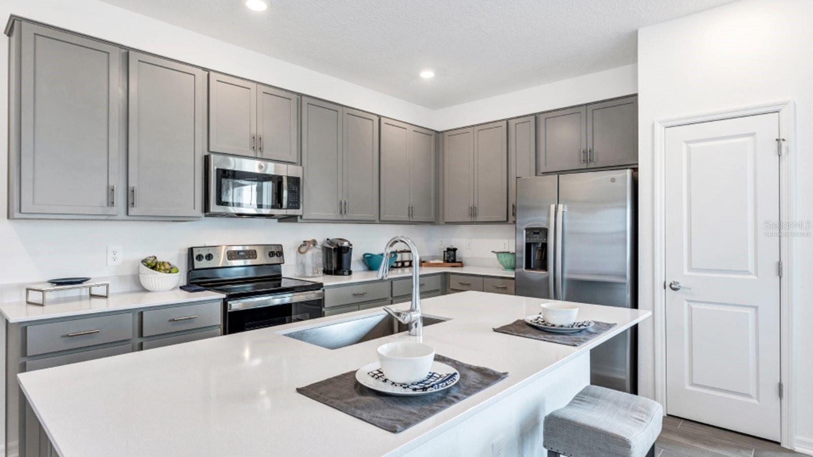 827 MIDDLETON ST, DEBARY, FL, 32713