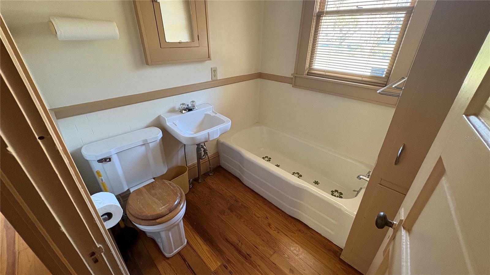 122 N ST. CLAIR ABRAMS AVE, TAVARES, FL, 32778