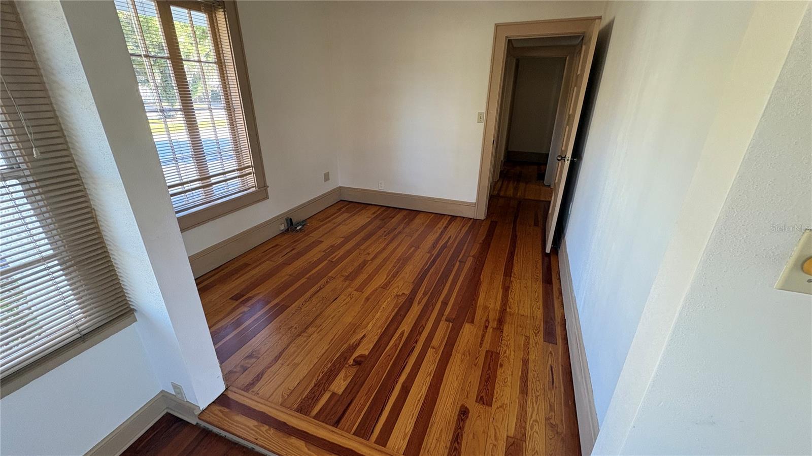 122 N ST. CLAIR ABRAMS AVE, TAVARES, FL, 32778