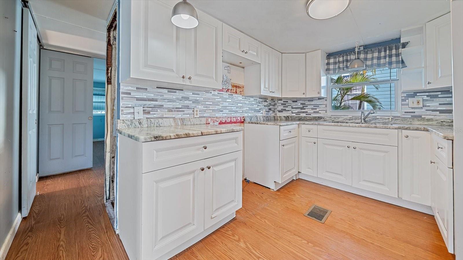 83 TWIN SHORES BLVD, LONGBOAT KEY, FL, 34228