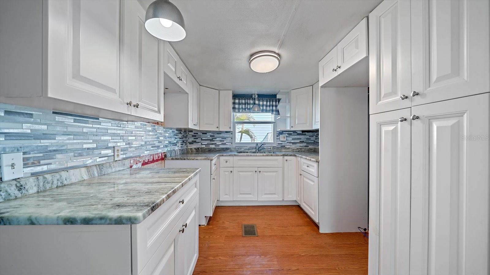 83 TWIN SHORES BLVD, LONGBOAT KEY, FL, 34228