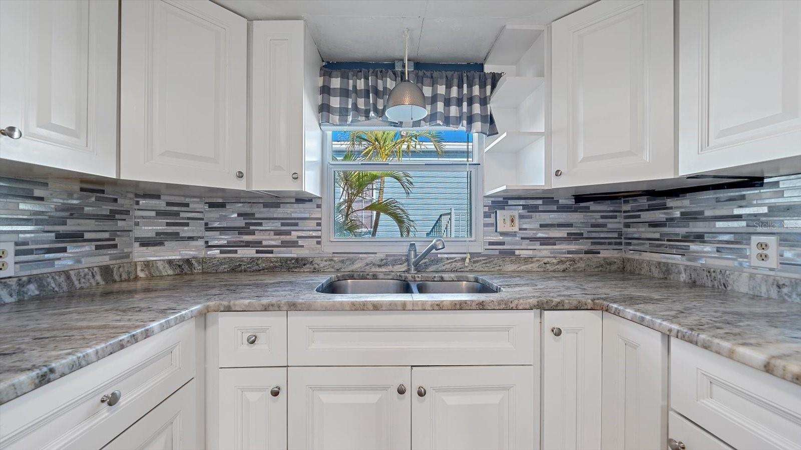 83 TWIN SHORES BLVD, LONGBOAT KEY, FL, 34228
