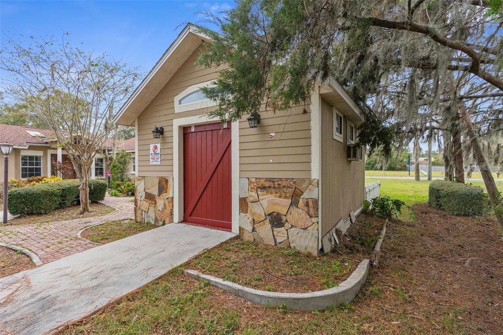 604 N SINCLAIR AVE, TAVARES, FL, 32778